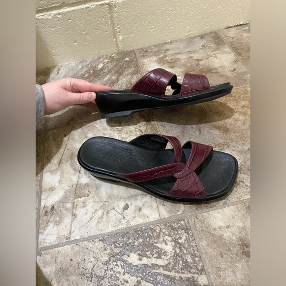 Womens Clark’s Red burgundy Leather slip on Sandals  size 7 in great condition - Picture 10 of 14